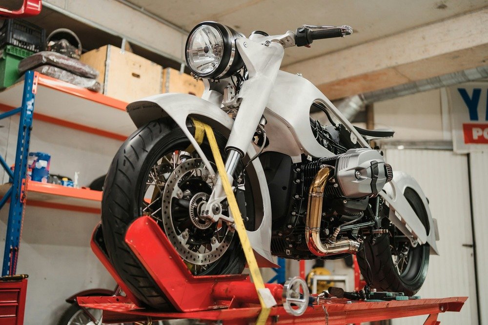 custom-motorcycle-standing-in-repair-shop-1-6LHHRPM.jpg